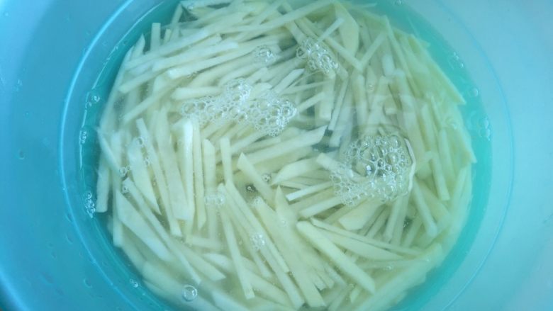 三彩土豆丝,切好的土豆丝泡入水里洗洗,洗去些许淀粉。