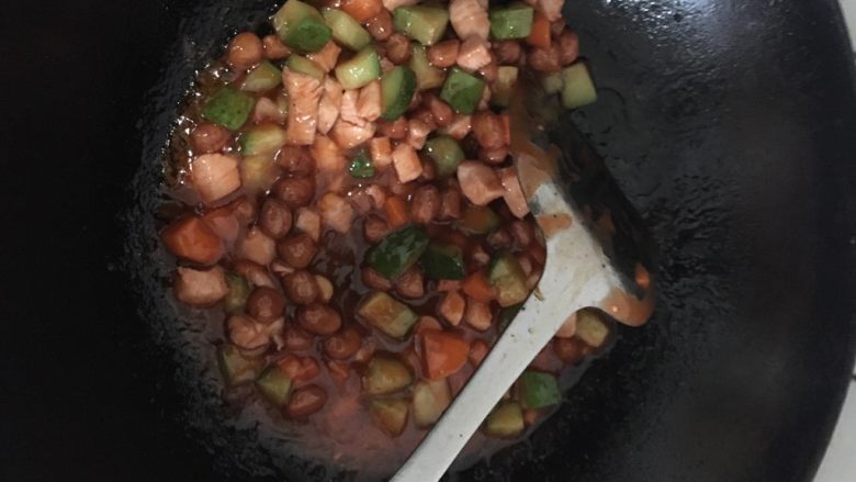 简单易学!好吃下饭宫保鸡丁,倒入花生米,最后起锅这里要是亲觉得有点浓稠可以在加一点水翻炒一下