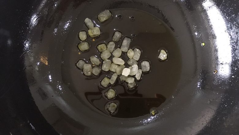 卤五花肉 中餐厅版本,锅里的油是刚刚爆香材料后留下的,加入<a style='color:red;display:inline-block;' href='/shicai/ 866'>冰糖</a>