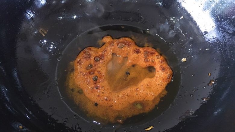 卤五花肉 中餐厅版本,将冰糖炒至如图颜色,冰糖不要炒糊了。注意