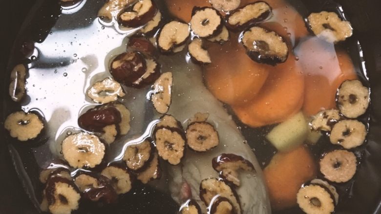 炖鸡腿,倒入足够的清水,大火煮开,然后转中小火煮2个小时左右