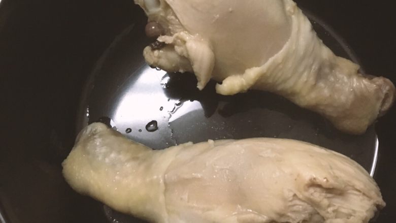 炖鸡腿,煮沸后捞出的鸡腿