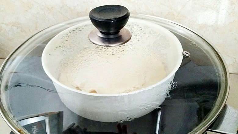蒸荷叶水洛馍,锅中烧水,水开后放入单饼,上气后蒸12分钟左右。