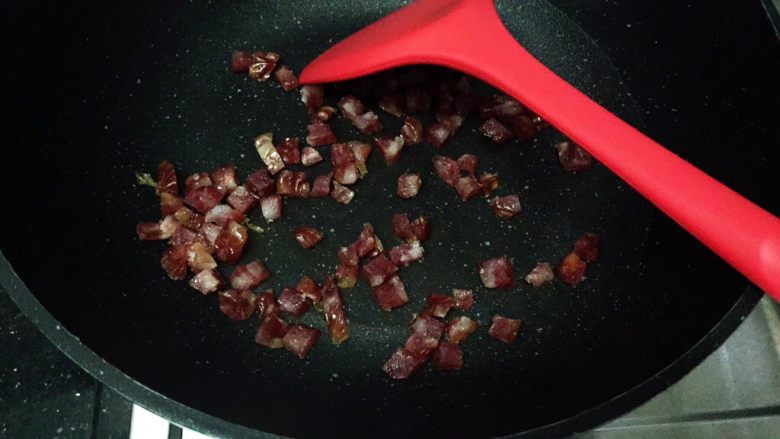 电饭锅土豆腊肠饭,中火，锅里先放腊肠，稍煎一下