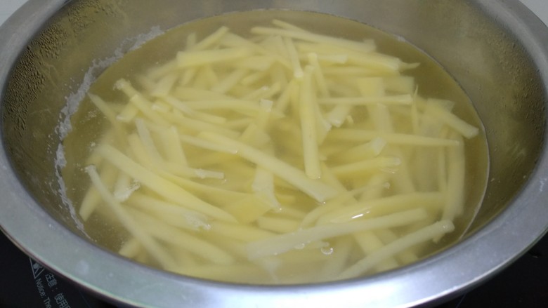 醋溜土豆丝,锅里水开放入土豆丝煮熟,捞出过凉沥干水分。