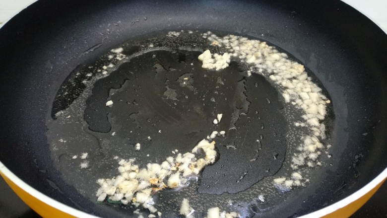 醋溜土豆丝,热锅倒入适量植物油烧八成热,放入大蒜爆香。