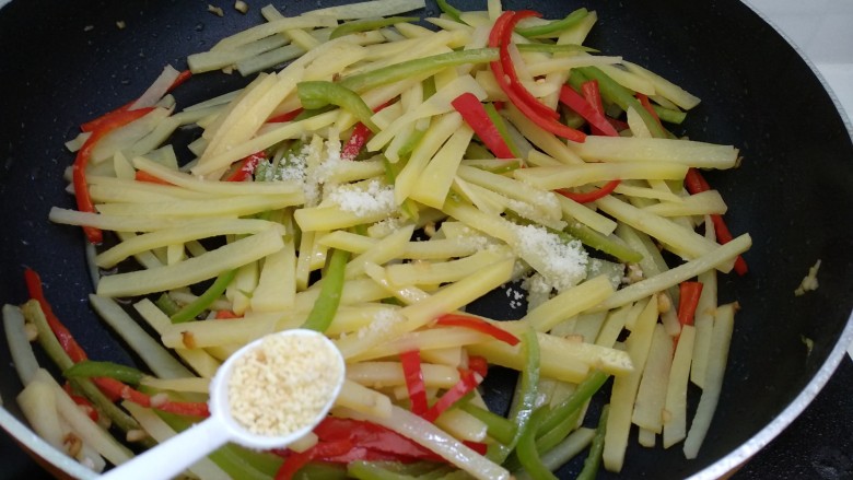 醋溜土豆丝,加入<a style='color:red;display:inline-block;' href='/shicai/ 756'>鸡精</a>,翻炒均匀即可出锅。