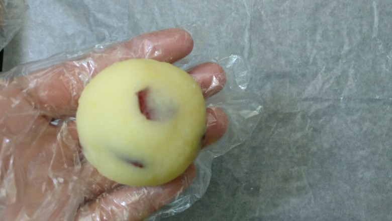 蔓越莓土豆月饼,将土豆泥搓成圆形(80克一个)
