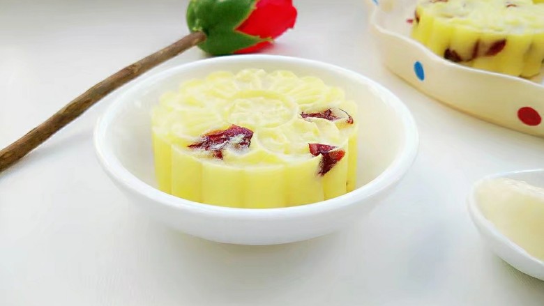 蔓越莓土豆月饼,吃时抹上<a style='color:red;display:inline-block;' href='/shicai/ 4856'>沙拉酱</a>即可。(或自己喜欢的酱料)