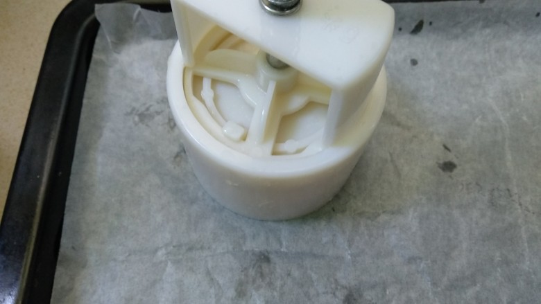 蔓越莓土豆月饼,倒扣在烤盘,轻轻往下压再慢慢提起模具。