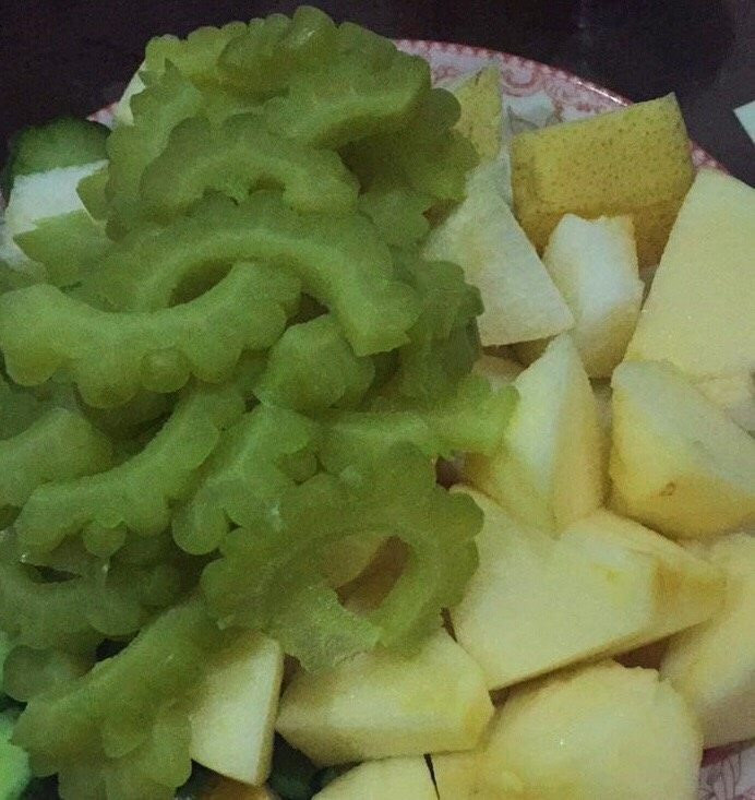 苦瓜果蔬汁,所有食材洗干净。
<a style='color:red;display:inline-block;' href='/shicai/ 591'>苹果</a>，<a style='color:red;display:inline-block;' href='/shicai/ 594'>梨</a>，切小块备用。