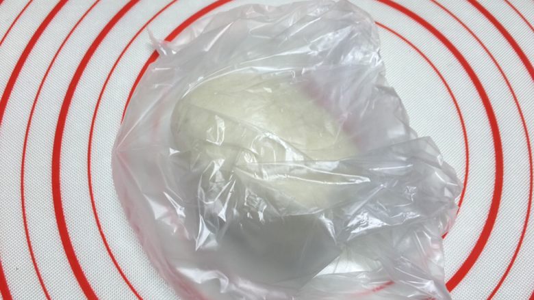 酸奶小吐司(老面法),用保鲜袋装好,放入冰箱冷藏室,发酵12小时以上,冷藏存放3天都没问题,再用不完就分装冷冻