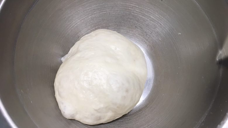 酸奶小吐司(老面法),冷藏发酵后的面团变得更大,有较重的酸味,不用担心,要的就是这个效果,放一会回温