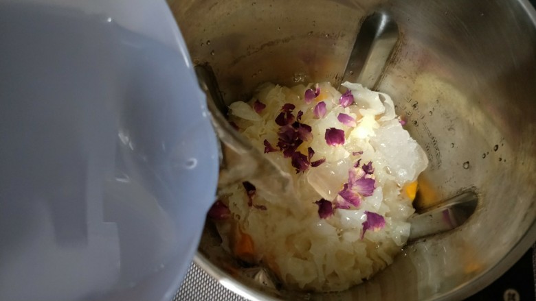 养生美颜甜品——玫瑰南瓜银耳露,加入矿泉水(由于家里水质不好,都用这边的矿泉水煮饭做菜)