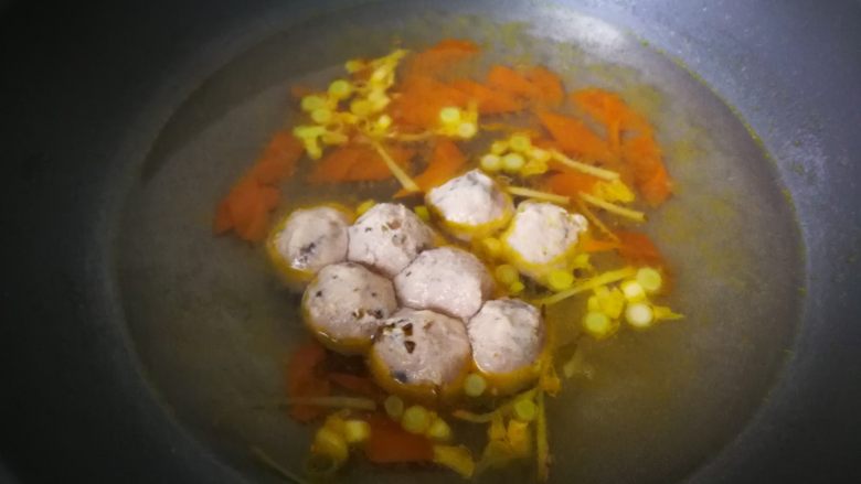 裙带菜肉丸蛋皮汤,添加适量的清水,水开后放入紫菜猪肉丸。
