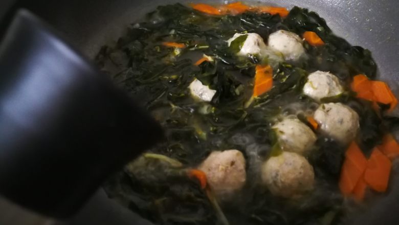 裙带菜肉丸蛋皮汤,中火煮一分钟,加入盐和黑胡椒碎。