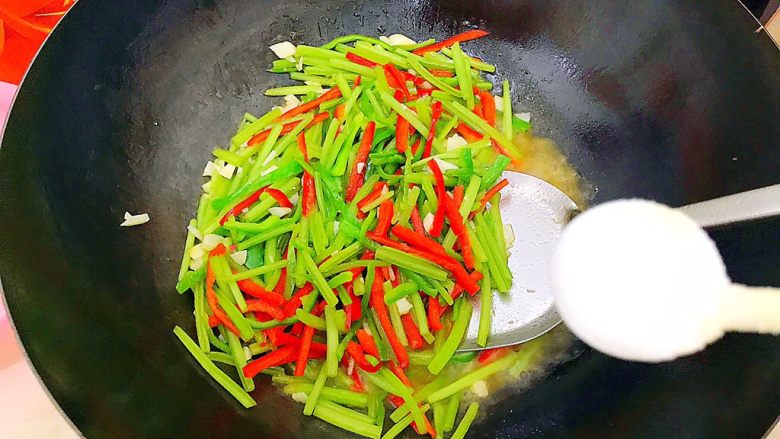 健康饮食之蒜炒青红椒地瓜藤,稍微翻炒一下,加一小勺盐!