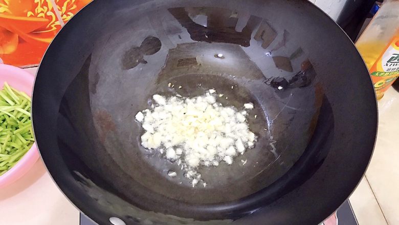 健康饮食之蒜炒青红椒地瓜藤,放入蒜末,小火煸炒片刻至香味飘出!