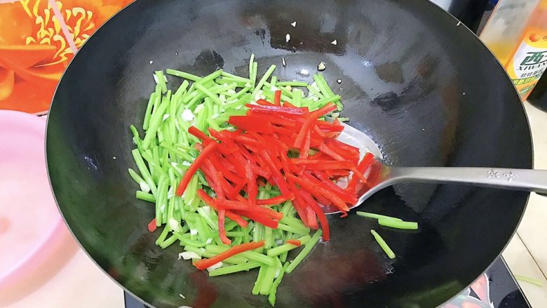 健康饮食之蒜炒青红椒地瓜藤,再加入红辣椒!