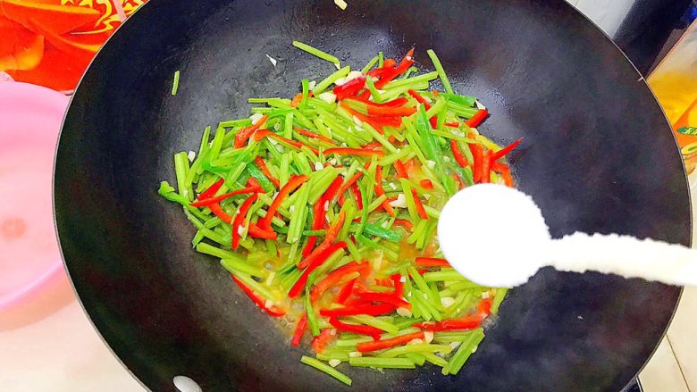健康饮食之蒜炒青红椒地瓜藤,再加少许白糖!
以白糖替代味精是我们杭帮菜的做法,如果你不喜欢,可以不加!