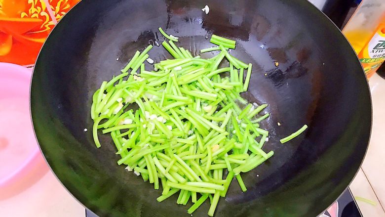 健康饮食之蒜炒青红椒地瓜藤,倒入地瓜藤,转中火,翻炒两分钟!