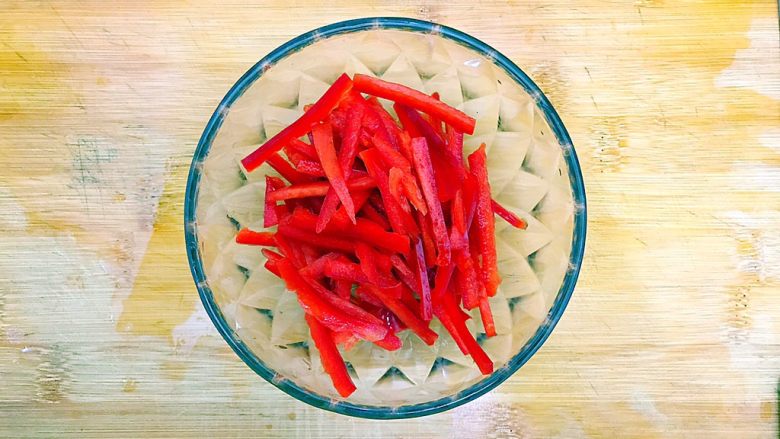 健康饮食之蒜炒青红椒地瓜藤,同样,<a style='color:red;display:inline-block;' href='/shicai/ 86663'>红辣椒</a>去蒂去尾,挖掉籽,洗净,如图所示,切成约摸两厘米长的细丝,备用!