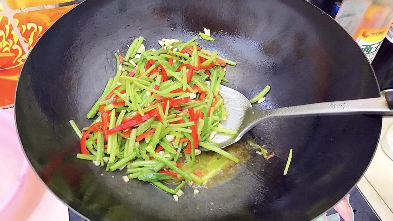 健康饮食之蒜炒青红椒地瓜藤,翻炒均匀,汤汁稍微收紧,即可!