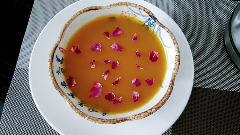 养生美颜甜品——玫瑰南瓜银耳露,再撒些玫瑰花点缀下,尝一口香甜、顺滑