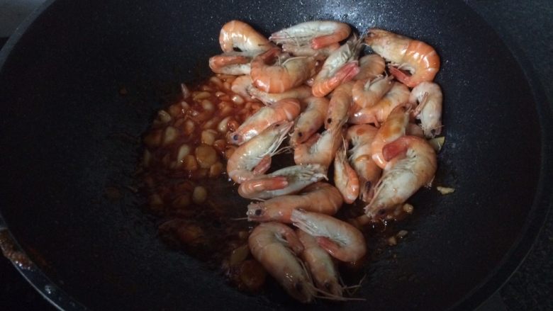 茄汁大虾🦐,再倒入虾