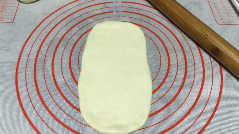 酸奶小吐司(老面法),用擀面杖擀成长方形