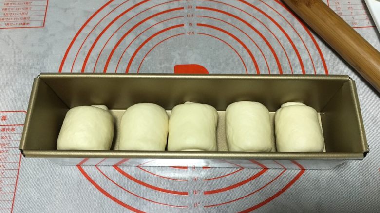 酸奶小吐司(老面法),将5个面团均匀放在吐司盒里