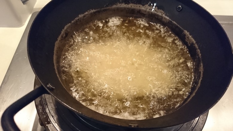 日式炸豬排とんかつ,下油鍋,先炸個4分鐘,起鍋等3分鐘,再回鍋炸1分鐘!