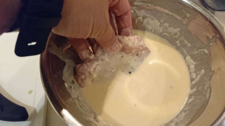日式炸豬排とんかつ,起好油鍋,就可以準備炸嘍。將大排沾上麵糊