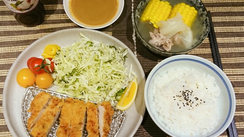 日式炸豬排とんかつ,嘿嘿!玉米排骨湯裡有卷心菜的梗,還有大排卸下的骨頭。填飯!炸豬排套餐!👍
