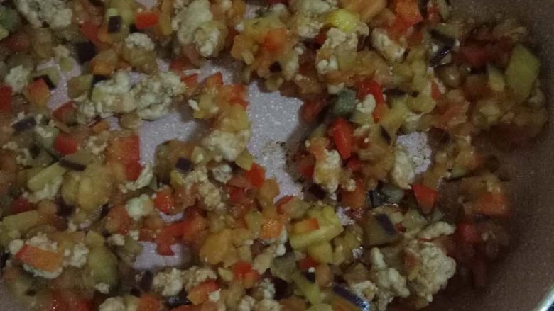 打卤蝴蝶面 宝宝辅食10M+,然后加入茄子粒翻炒至茄子变软,再放入<a style='color:red;display:inline-block;' href='/shicai/ 3534'>甜椒</a>翻炒均匀后加入西红柿粒