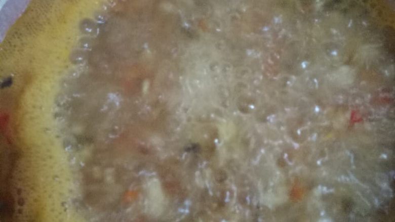 打卤蝴蝶面 宝宝辅食10M+,西红柿稍微出汁后,在锅中加入170g水,大火煮,煮至沸腾