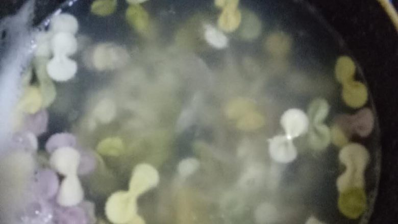 打卤蝴蝶面 宝宝辅食10M+,双茄卤做好之后,开始煮面。水开后把面放入锅中,大火煮3分钟后再中火煮2分钟,捞出