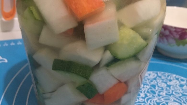 好学三步搞定爽口美味泡菜,装入密封!放入冰箱腌制5-6个小时左右就可以吃了!
