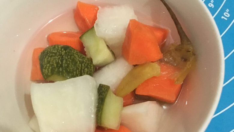 好学三步搞定爽口美味泡菜,脆甜爽口的泡菜就出来了!泡菜不建议大家一次性做太多了!很简单到家可以勤做!泡菜腌制太多天会影响口感!同时也会变得不脆!水分不足!泡菜水可以反复用两次!大家还可以放自己喜欢吃的菜比如白菜!藕等