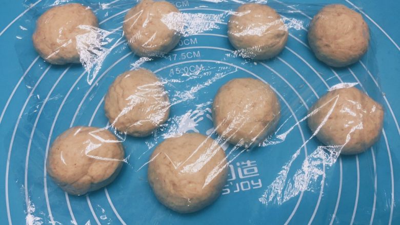 香芋花环小面包,轻压排气后分成10个小面团,滚圆后盖保鲜膜松弛10分钟
