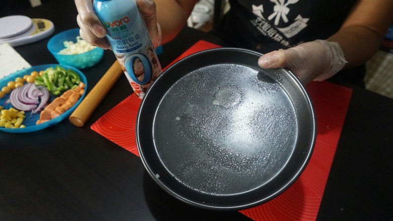 独家秘制香肠披萨,披萨盘,喷脱模油,