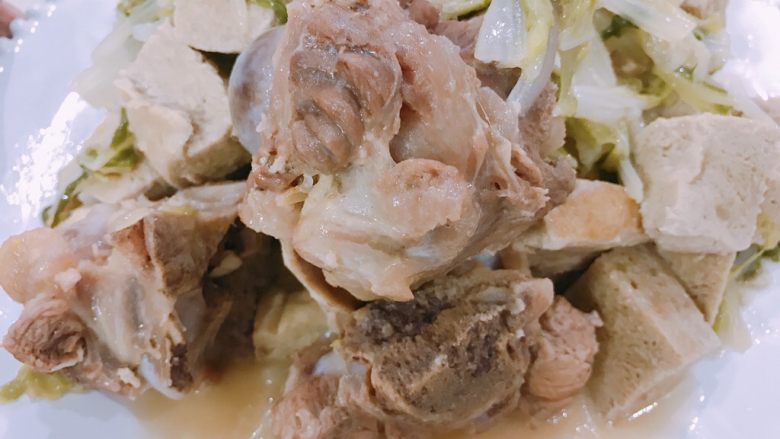 白菜冻豆腐,美美的享用吧,希望这道东北菜能给你家小朋友长个子哟
