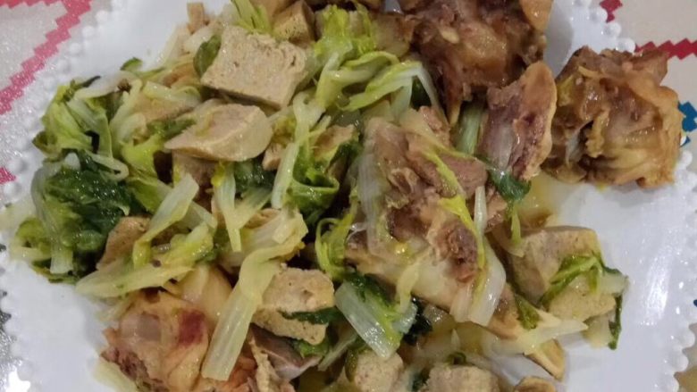 白菜冻豆腐,大家可以多干点水这样汤多一些可以给孩子泡饭吃,骨髓记得掏给孩子吃
