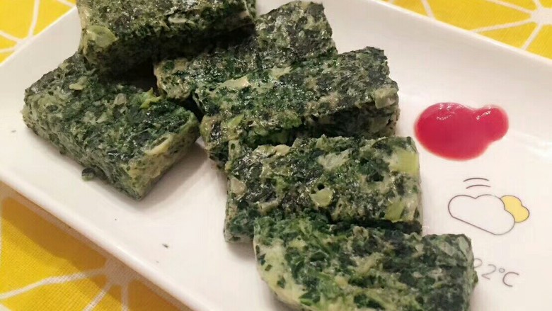 菠菜鸡蛋糕🍰,淋上黑芝麻牛油果油，撒上黑芝麻核桃提味。也可根据自己的喜好，加入番茄酱，或用生抽醋香油少许盐或辣椒当料汁蘸食。