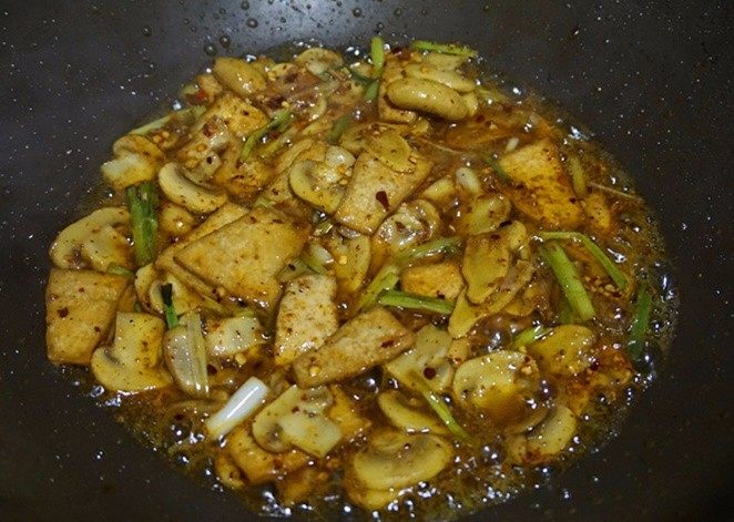 口蘑油豆腐,4.锅内留少许底油放入<a style='color:red;display:inline-block;' href='/shicai/ 3250'>葱</a>段、姜片爆香，下入炸好的豆腐、口蘑倒入适量清水，加<a style='color:red;display:inline-block;' href='/shicai/ 762'>老抽</a>、盐、<a style='color:red;display:inline-block;' href='/shicai/ 3729'>白糖</a>调味，大火收干汁