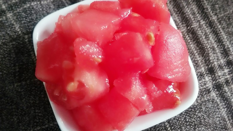 秘制菠萝饭,<a style='color:red;display:inline-block;' href='/shicai/ 59'>番茄</a>半个,去皮切丁备用