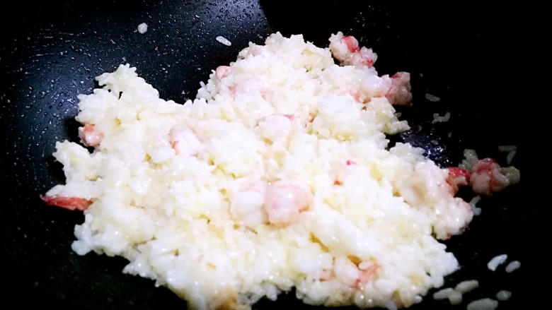 秘制菠萝饭,待虾肉微微变红后放入米饭翻炒,加入少许耗油