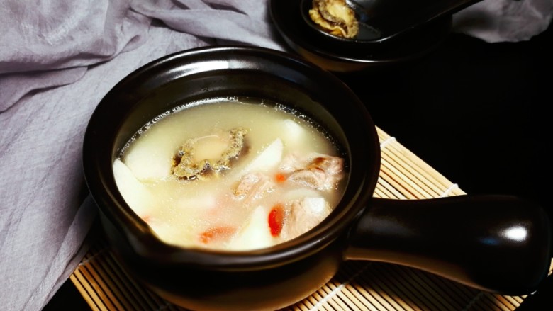 秋冬滋补篇:鲍鱼排骨山药汤(含鸡汤粉做法),接高三党到家,热腾腾、滋补清淡而又香醇可口的鲍鱼排骨山药汤端出补充一下他持续高强度的消耗,身子的亏空一定适时补上。
其实,这汤端出来的是用心,也是少许的安心~