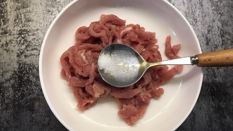 鱼香肉丝,熟肉切丝,加入半勺盐,半勺胡椒粉,两勺料酒,半个蛋清搅拌均匀