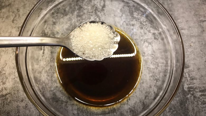 鱼香肉丝,取一个干净的小碗,加入三勺香醋,一勺糖,两勺料酒,半勺盐,两勺生抽,半勺老抽,一勺淀粉,五勺清水